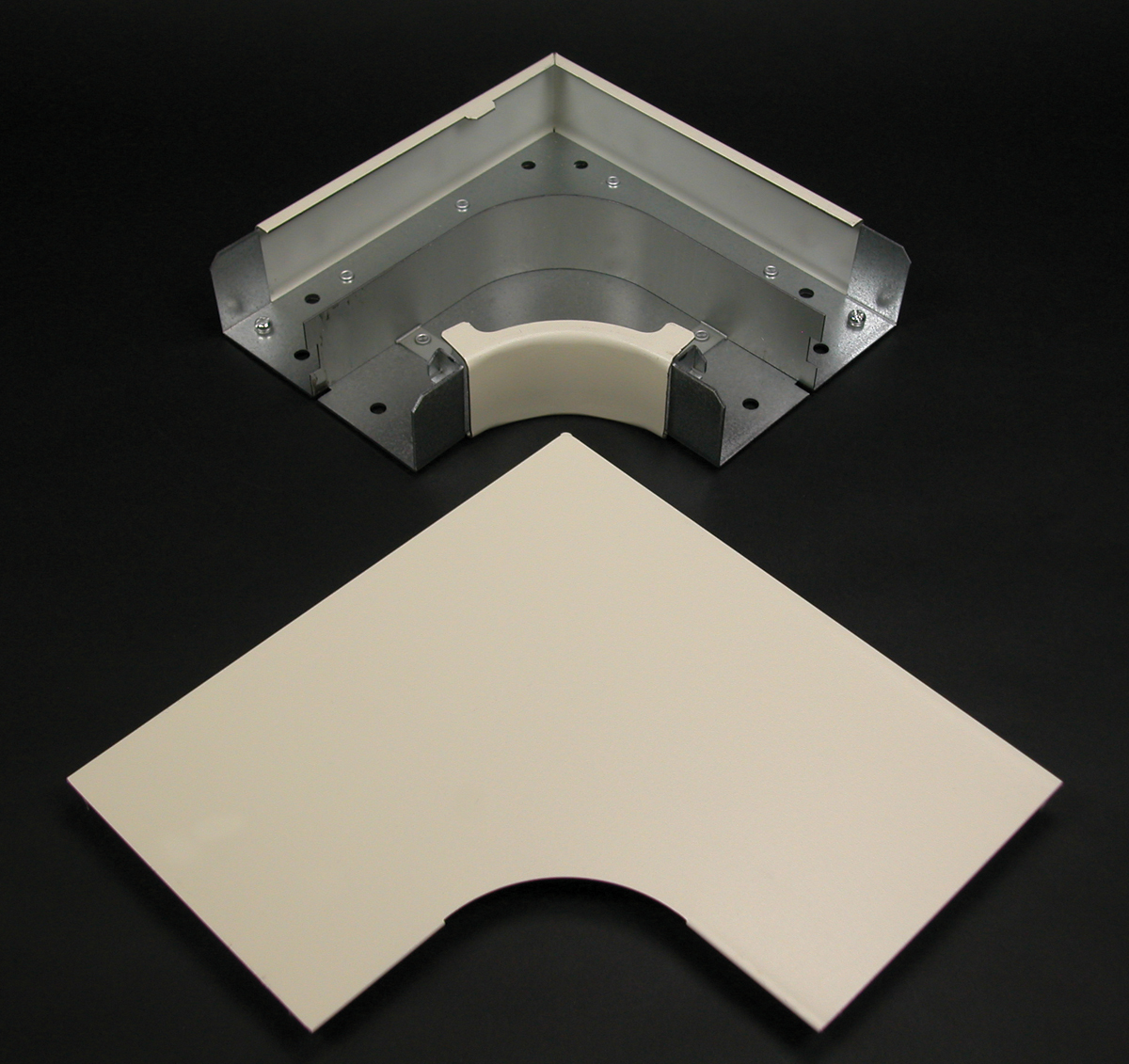 Full capacity 90 degree flat corner used in divided or undivided applications. Provides 2